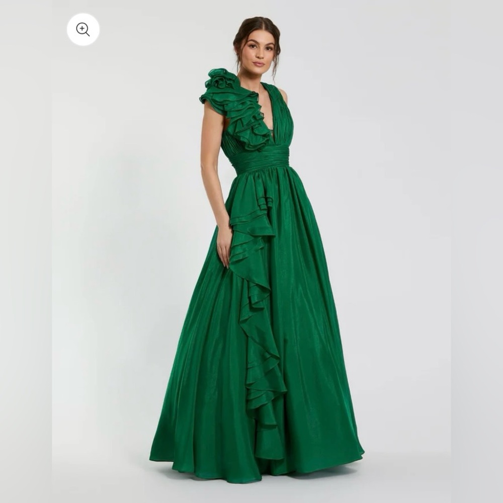 NWT Mac Duggal Emerald Green Ruffle Shoulder V-Neck Chiffon Gown